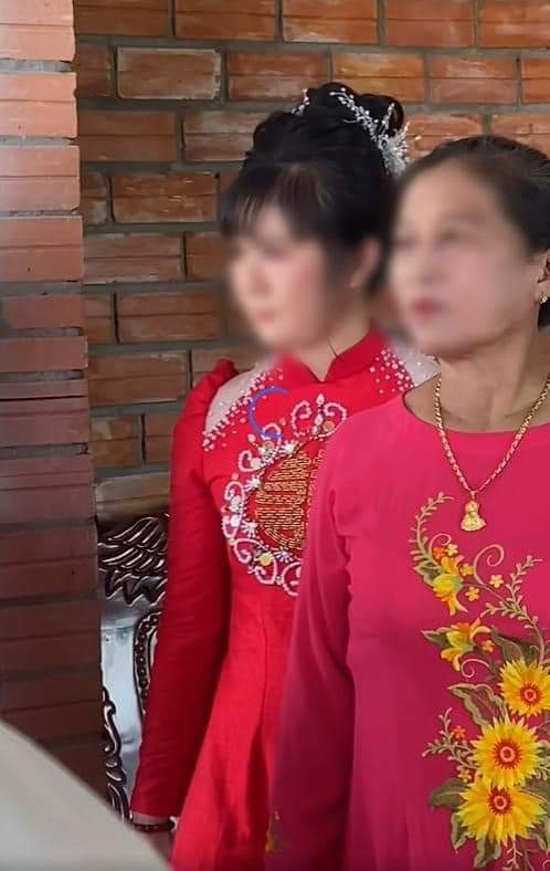 TÂY NINH: CÔ DÂU ĐÒI ĐỦ 3,3 CÂY VÀNG VÀ 50 TRIỆU MỚI CHỊU RA LÀM LỄ, CHÚ RỂ MỒ CÔI ĐÀNH BẤT LỰC RA VỀ 😥

Mới đây, lễ đính hôn của cô dâu chú rể ở Tây Ninh đang thu hút sự ý của giang cư mận. Người nhà chú rể choXem thêm biết trước khi làm đám hỏi, chú rể đã hứa sẽ cho cô dâu 3,3 cây vàng.

Tuy nhiên đến ngày làm lễ, nhà trai mang sính lễ không đủ như đã hứa, chỉ được phân nửa gồm: đôi bông 1 chỉ 24K, dây chuyền 5 chỉ 24K, 2 bộ ximem 12 chỉ 18K, cùng 40 triệu đồng.

Nghe vậy, cô dâu nhất định không chịu làm lễ, muốn nhà trai phải đưa đủ như đã hứa là 3,3 cây vàng và 50 triệu đồng.

Được biết, bố mẹ chú rể đều đã mất, chỉ có họ hàng, cô dì chú bác đại diện tới lễ đính hôn. Hiện sau khi gia đình 2 bên nói chuyện không được, nhà trai quyết định quay xe đi về.

Nguồn: Nguyễn Oanh