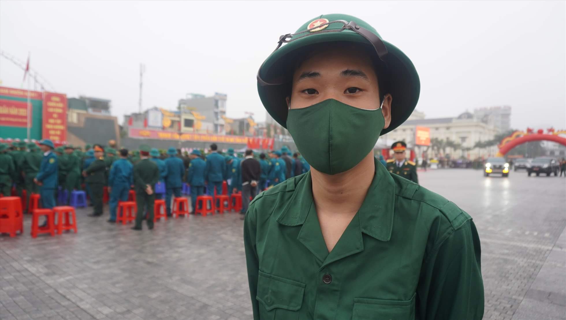 NỖI NIỀM CỦA TÂN BINH M.Ồ C.ÔI LÊN ĐƯỜNG NHẬP NGŨ: KHÔNG CÓ BỐ MẸ TIỄN CHÂN NHƯ CÁC BẠN...😢

Sáng nay (6/2), TP.Thanh Hóa tổ chức Lễ xuất quân năm 2023 cho 169 tân binh trên địa bàn thành phố. Tại lễ xuất quân,Xem thêm có không ít câu chuyện, hình ảnh xúc động của các tân binh.

Chia tay bạn bè, anh em họ hàng, tân binh N. N. T. (19 tuổi, ở thôn Yên Biên, phường Quảng Thắng) có phần bịn rịn, xúc động. T. là tân binh có hoàn cảnh éo lé, bố mẹ qua đời trong một TNGT khi cậu mới 5 tuổi. Những năm tháng sau đó, cậu được ông bà nội cưu mang.

Hoàn cảnh khó khăn nên T. lỗi hẹn với giảng đường Đại học. Để giúp đỡ ông bà, chàng trai trẻ đã từng làm nhiều công việc như thợ hàn, phục vụ quán cà phê,... Đợt… Xem thêm
