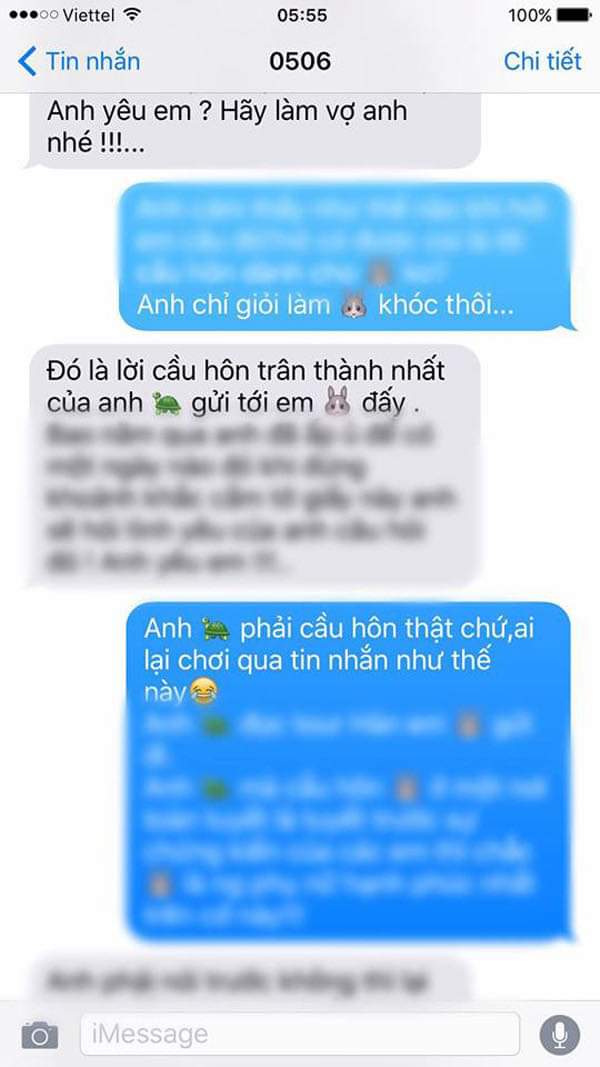 90% NGƯỜI VỢ VIỆT CHỌN LẤY CHỒNG MÀ KHÔNG CẦN CẦU HÔN. DO CHỊ EM KHÔNG MUỐN HAY NGƯỜI ĐÀN ÔNG KHÔNG LÀM?

Theo báo cáo của 1 cuộc khảo sát, 90% người vợ Việt không được chồng cầu hôn trước khi tiến tới hônXem thêm nhân. Các chị em tham gia khảo sát cho biết họ cảm thấy chạnh lòng khi không được thực hiện nghi thức này. “Tôi thừa nhận bản thân có chút chạnh lòng và cảm thấy không trọn vẹn. Thỉnh thoảng tôi vẫn hỏi chồng ‘Tại sao hồi đó anh không cầu hôn em?’, anh chỉ cười rồi bảo ‘Vẽ chuyện’”, chị Nhung ở TP.Hồ Chí Minh tâm sự khi được mời tham gia khảo sát. Ở chiều ngược lại, phái mạnh Việt cho biết, họ thường không phải kiểu người lãng mạn và thấy đây là hành động ‘sến’. 