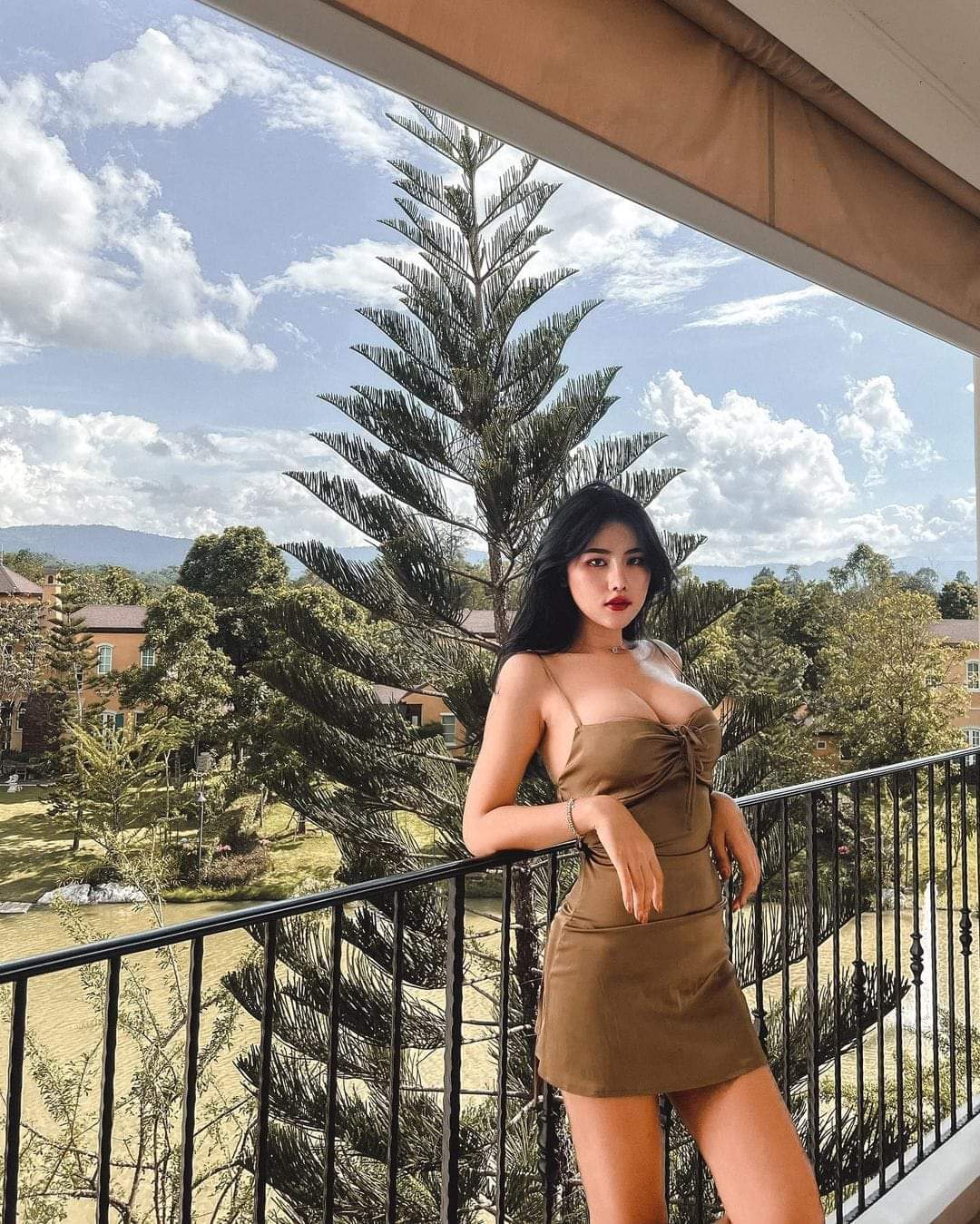 Em như búp trên cành
Biết ăn, biết ngủ, biết hành cả anh 🤤