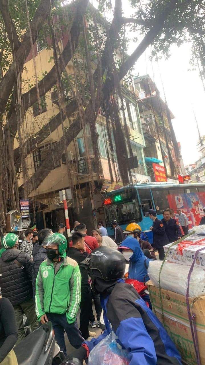 XE BUS TRÁNH EM NHỎ PHI VÀO QUÁN ĂN Ở ĐỘI CẤN

Xe bus tránh một em nhỏ nên mất lái đâ-m vào một quán ăn trên phố Đội Cấn vào trưa 14/3 khiến ít nhất 3 người bị thương, ảnh hưởng đến kết cấu ngôi nhà.

-ATL
Ảnh: Giaothonghanoi, Văn Tiến
#news