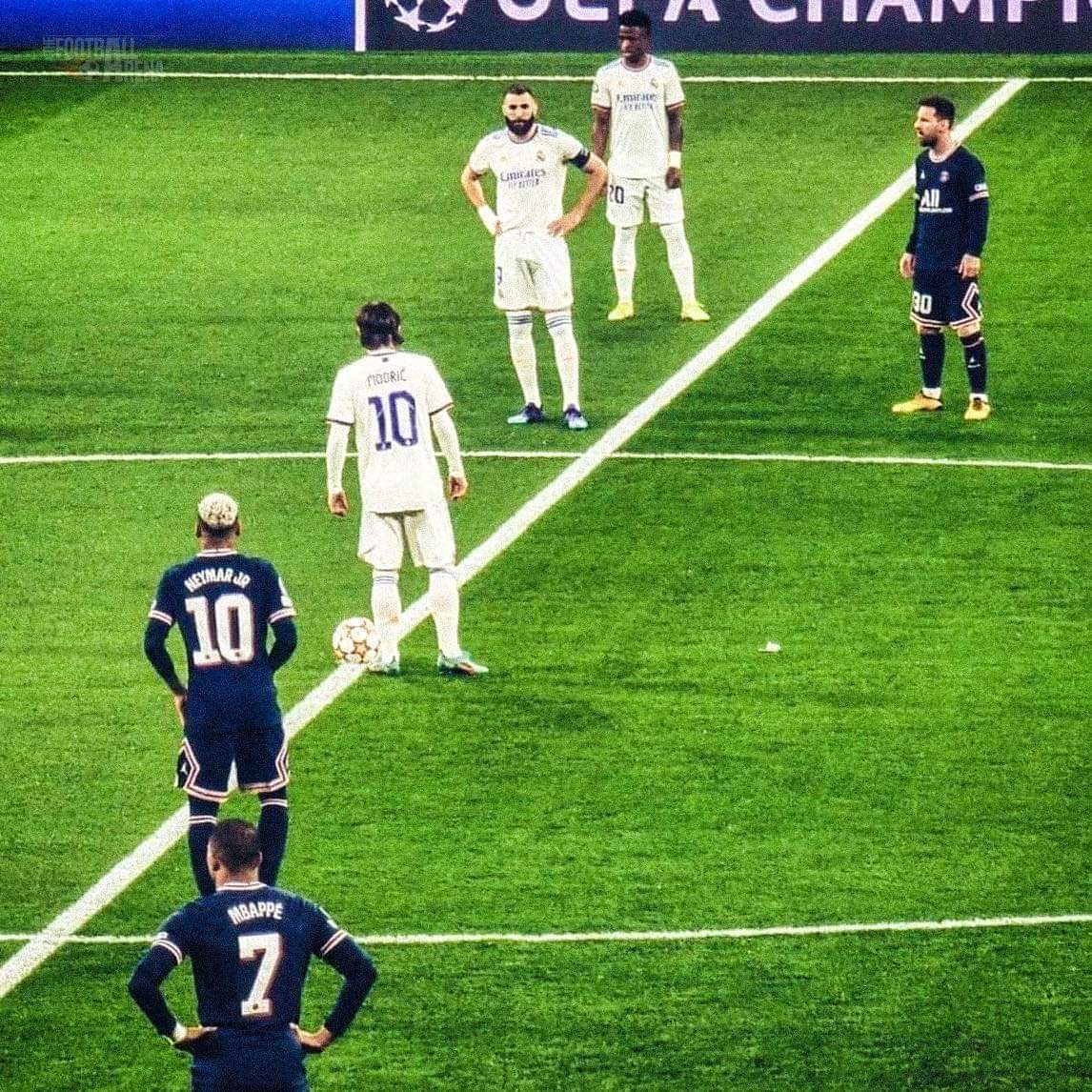 BỨC ẢNH HUYỀN THOẠI
⚽️ 9 Qủa bóng Vàng Ballon D'or
🥇 1 Chiếc Giày vàng Fifa world cup
⚽️ 3 Quả bóng Vàng Fifa World cup
🏆 2 Chức vô đich World cup
🥇 6 Chiếc Giày vàng Châu Âu
😘 Riêng mình Messi có 7 Quả bóng Vàng, 1 cúp Vàng World Cup, 2 Quả bóng Vàng WC