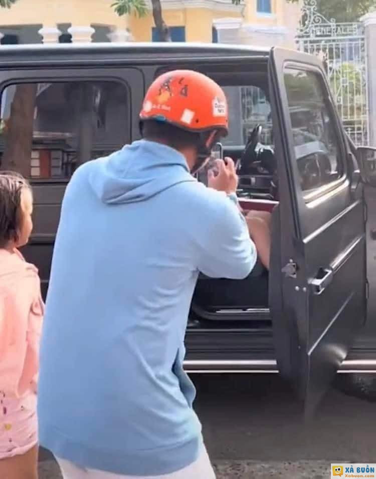 Thấy 2 em nhỏ đứng nép vào cây, ngắm nhìn chiếc ô tô đắt đỏ, chủ xe tinh ý mời luôn 2 em lên ngồi thử Mercedes-AMG G63 để 3 bố con chụp ảnh làm kỉ niệm 🥰 1 điều đơn giản lại khiến những người xung quanh ta hạnh phúc, giàu tiền giàu bạc giàu cả tình yêu thương. Chủ xe 10 điểm không có nhưng 😘