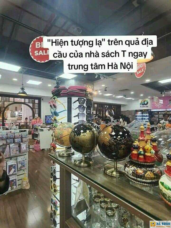 XÔN XAO HÌNH ẢNH ĐƯỢC CHO LÀ Ở MỘT NHÀ SÁCH CÓ TIẾNG VỚI QUẢ ĐỊA CẦU CÓ ĐƯỜNG 👅 BÒ😡 Theo chia sẻ của 1 bạn trên tiktok, tại một hiệu sách khá có tiếng ở trung tâm Hà Nội đã phát hiện ra nhiều quả địa cầu được bày bán và có hình ảnh đường 👅 bò.