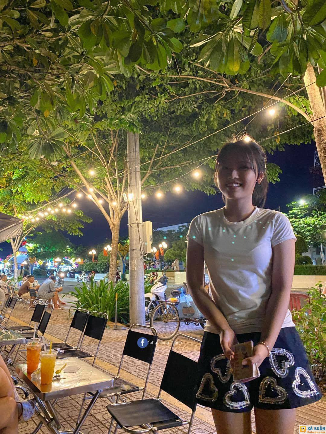 KIẾM TIỀN BẰNG MỒ HÔI CÔNG SỨC CỦA MÌNH THÌ KHÔNG VIỆC GÌ PHẢI NGẠI -Em bán gì vậy bé? -Dạ . Em Bán vé số a ơi☺️ - Thiệt hả ,đưa anh xem mua ủng hộ…mà xinh vậy, em bán ko sợ người ta chọc em hả? - Dạ hong, em bán phụ mẹ .Nên em không ngại đâu ạ 🥰❤️
