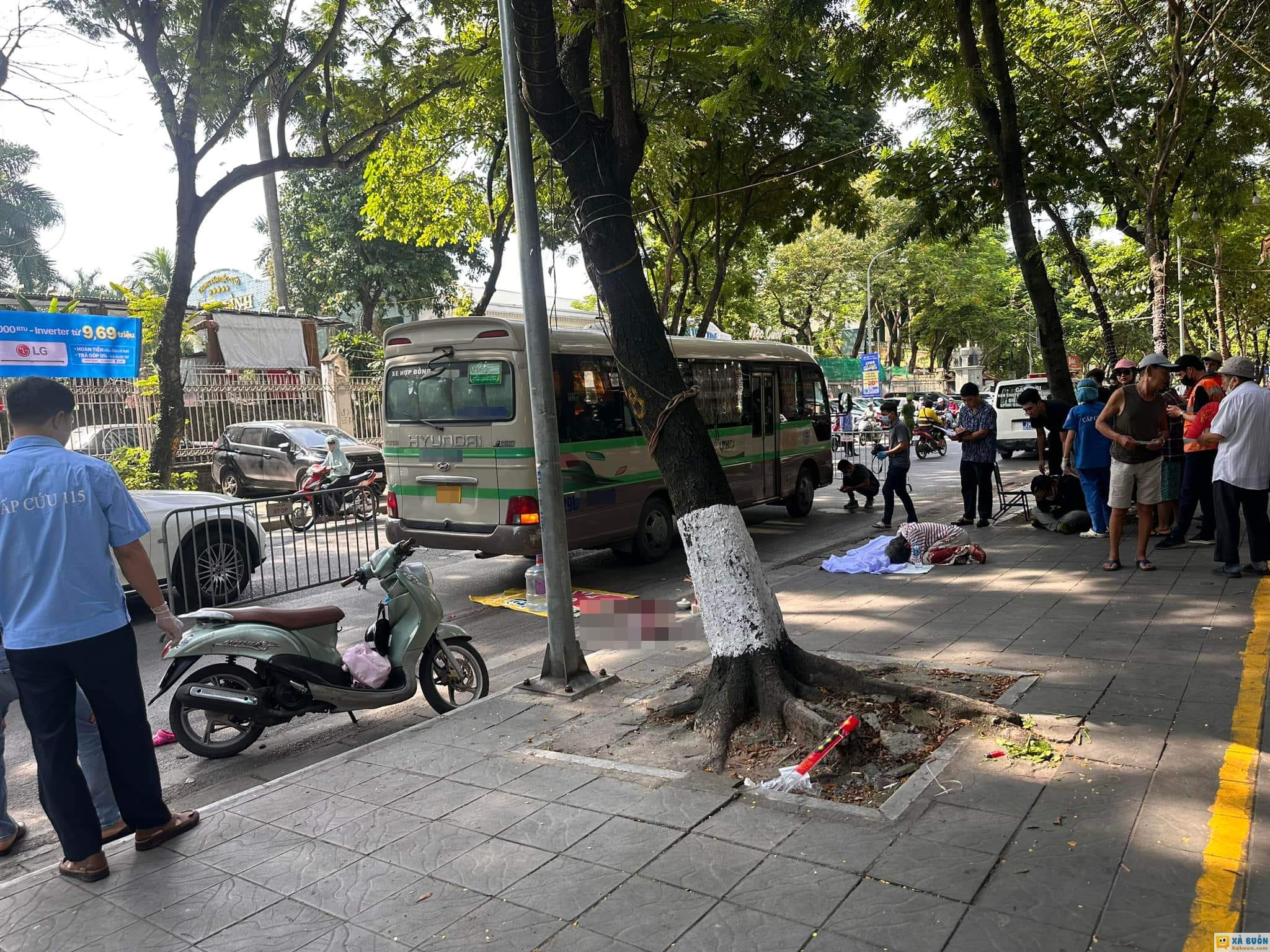 TNGT thương tâm tại Võ Thị Sáu, Hà Nội sáng nay 🙁 Bà chở cháu vacham với xe khách... Xin được chia buồn cùng gia đình!