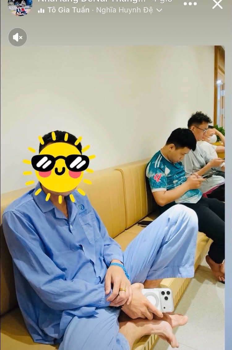 ‼️ CẬP NHẬT CUỘC ĐẠI CHIẾN DÊ NÚI NINH BÌNH: Sau khi kích động gọi người đáng tuổi cha chú là “thằng” dẫn đến xô xát thì “nạn nhân” của chúng ta đã thực hiện đúng những quy trình tiếp theo. Không biết thương tật đến đâu nhưng anh đã đăng 4479 story ở khắp các bệnh viện lớn từ Vinmec cho đến Xanh-Pôn và liên tục livestream cập nhật tình hình. Có lẽ đây là lần hiếm hoi mà “nạn nhân” không nhận được sự ủng hộ của cư dân mạng. Nói gì thì nói, uýnh người thì chắc chắn sai nhưng động cơ thì cũng cần phải xét. Không rõ mâu thuẫn bắt đầu từ đâu nhưng qua những gì video ghi lại thì cộng đồng đang tạm gọi nạn nhân là “Chí” - Chí chờ nhẹ, nên chắc không phải là “trí tuệ” rồi