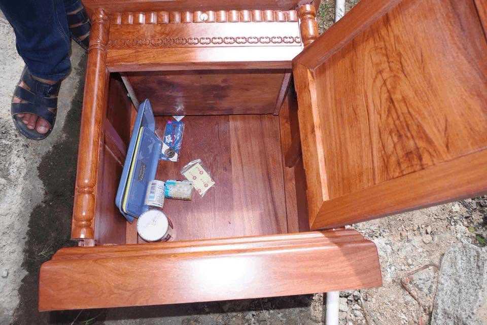 THIỆN TAI: BẮT 3 SIÊU TRỘM ĐỘT NHẬP PHÒNG CỦA TRỤ TRÌ CUỖM MẤT 3,5 TỶ ĐỒNG 🤨 Đối với nhiều người, đi chùa là để thắp nhang, chấp tay khấn vái cầu tài cầu phúc nhưng riêng 3 đối tượng Hà Văn Yên (38 tuổi), Ngô Văn Hòa (37 tuổi) và Nguyễn Thị Thanh (40 tuổi) thì lại có cách cầu tài vô cùng trực diện và hao phước  Theo điều tra, đêm 16 rạng sáng 17/2, tức Giao thừa Tết Bính Ngọ, Thanh lái ôtô chở Yên và Hòa đến ngôi chùa ở xã Krông Bông. Lúc này, nhà chùa đang tổ chức lễ cúng tại chính điện. Hòa đứng ngoài cảnh giới, Yên đột nhập phòng ngủ của trụ trì, cạy tủ gỗ lấy số tài sản trị giá khoảng 3,5 tỷ đồng. Cả nhóm sau đó lên ôtô, theo quốc lộ 14C về Gia Lai. Đút túi 3,5 tỏi ngon ăn xong, Yên sắm ngay một chiếc Ford Raptor.  Việc truy tìm nghi phạm gặp nhiều khó khăn do chùa nằm ở khu vực hẻo lánh, thời điểm xảy ra vụ việc vắng người. Camera duy nhất trong khuôn viên không gắn thẻ nhớ nên không lưu hình ảnh, hiện trường cũng không có nhiều dấu vết nhưng với nghiệp vụ đỉnh cao của Công an tỉn