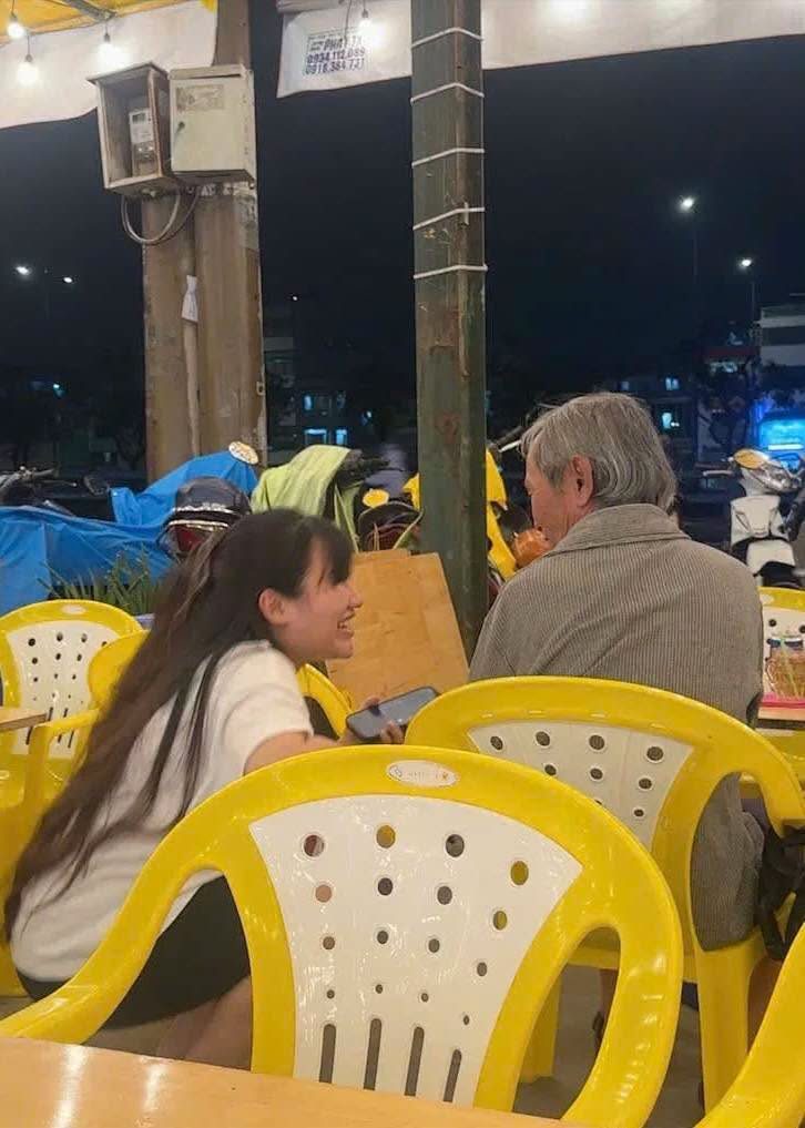 Chuyện là hôm qua đi nhậu, thấy chú kia ngồi phía trước, thấy chú ngồi nhậu mà không dám kêu dĩa mồi. Bày đặt nhiều chuyện lại mời chú dĩa đồ ăn.  Ai dè đâu chú kêu là không có tại chú ăn cơm ở nhà rồi :)) no quá nên không có kêu đồ ăn  Ngồi nói chuyện 1 hồi chú kêu 2 đứa con chú đi du học Singapore, hỏi 2 đứa kao có uống thêm bia gì không chú mời lại nhé 😀 Đúng thiệt mấy đứa nghèo mà hay làm phước là kao ! Lá rách đùm lá luxury