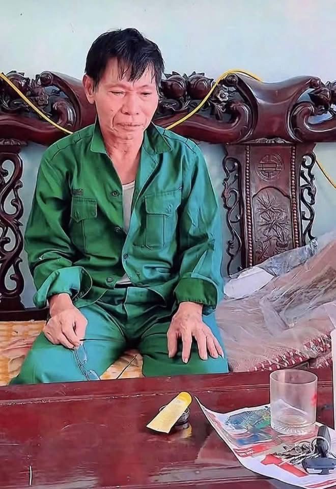 CHÚ HƯNG TỪNG LÀ LÍNH CHIẾN TRƯỜNG CAMPUCHIA 😲 Theo chia sẻ của một vị khách vừa gặp và chuyện trò với chú Hưng, chú Hưng sinh năm 1959, vào cái thời ấy, như mọi thanh niên khác trong làng, chú xung phong trận mạc, từng tham chiến tại chiến trường Campuchia. Hăng say chiến đấu đến mức gia đình tưởng chú đã hi sinh. Thậm chí 10 năm sau khi trở về từ chiến trường thì ông cháu nhai trầu, mày tao với chú Hưng mới sinh ra đời. Người lính ấy năm nay ngoài 60 tuổi nhưng vẫn chăm chỉ mưu sinh lo cho 4 người con. Chia sẻ về vụ việc rùm beng, chú nói nếu trở lại chú sẽ bỏ đi chỗ khác, mặc nó muốn nói gì thì nói. Và chú mong rằng, ai trong tình huống của chú cũng sẽ kìm chế được chứ ko nóng nảy như chú. Ảnh: Đinh Hiền