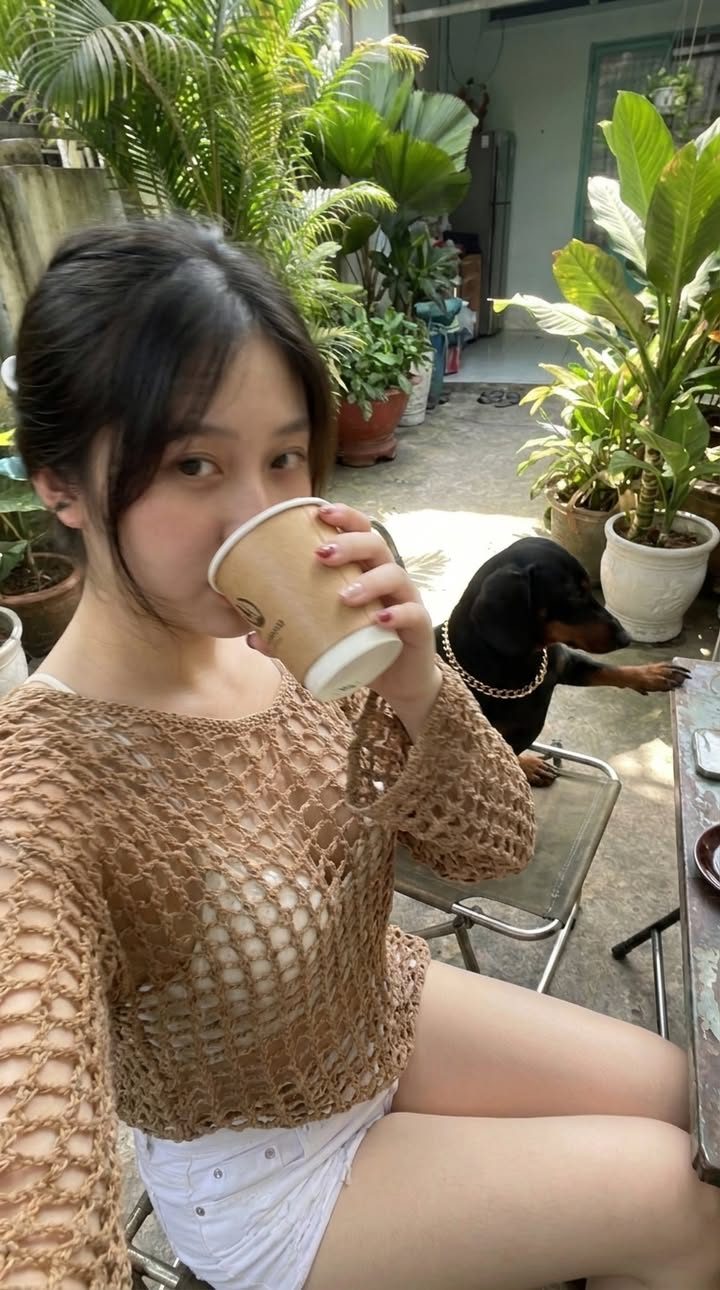 Giờ làm việc vào Chủ nhật: cà phê cho tôi, kiểm soát chất lượng cho Buba. ☕🐶💻 Dù sao anh ấy vẫn nghĩ rằng anh ấy là quản lý. 😂