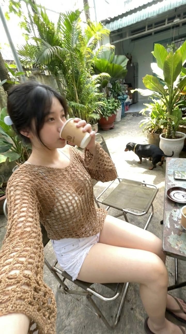 Giờ làm việc vào Chủ nhật: cà phê cho tôi, kiểm soát chất lượng cho Buba. ☕🐶💻 Dù sao anh ấy vẫn nghĩ rằng anh ấy là quản lý. 😂