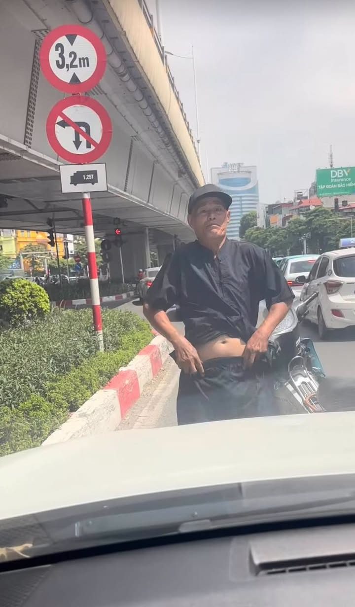 XE Ô TÔ BỊ NGƯỜI ĐÀN ÔNG RÚT HÀNG NÓNG ĐE DOẠ GIỮA PHỐ 🫪 Trần Duy Hưng giao đường Láng sáng nay, tài khoản Facebook Hoàng Linh chia sẻ về việc bị người đàn ông bấm còi inh ỏi đòi vượt xe nhưng do đèn đỏ nên anh không thể nhường. Chắc vội nhà có đám ông chú phi thẳng xe máy vào đít xe, nhổ bọt và chặn đầu xe đập uỳnh uỳnh đòi ra tay.  Đến khi lái xe rút điện thoại ra quay thì kịp ghi lại cảnh người đàn ông rút hàng nóng ra đe doạ 😰
