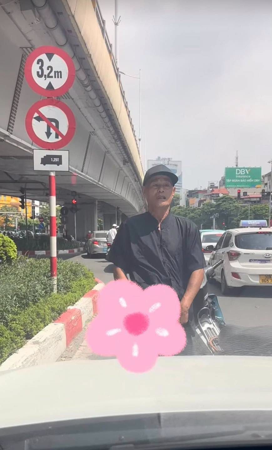 XE Ô TÔ BỊ NGƯỜI ĐÀN ÔNG RÚT HÀNG NÓNG ĐE DOẠ GIỮA PHỐ 🫪 Trần Duy Hưng giao đường Láng sáng nay, tài khoản Facebook Hoàng Linh chia sẻ về việc bị người đàn ông bấm còi inh ỏi đòi vượt xe nhưng do đèn đỏ nên anh không thể nhường. Chắc vội nhà có đám ông chú phi thẳng xe máy vào đít xe, nhổ bọt và chặn đầu xe đập uỳnh uỳnh đòi ra tay.  Đến khi lái xe rút điện thoại ra quay thì kịp ghi lại cảnh người đàn ông rút hàng nóng ra đe doạ 😰