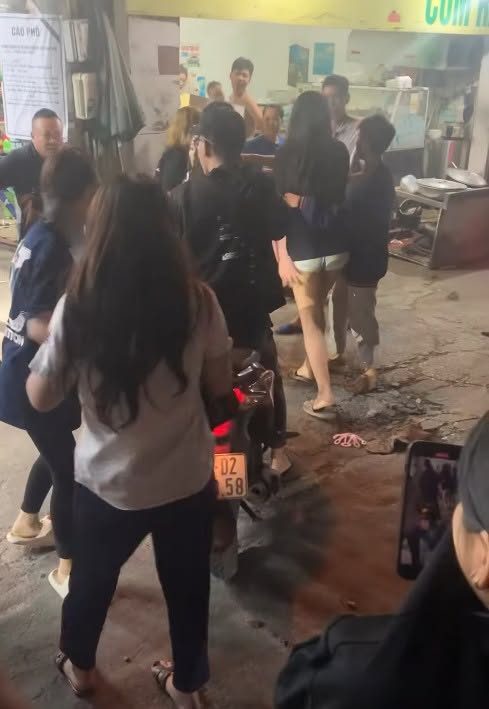 BƯƠM BƯỚM ĐẠI CHIẾN Ở TRUNG TÂM ĂN CHƠI MIẾU ĐẦM 🥴 Khu vực Miếu Đầm, Hà Nội vừa xảy ra một vụ chị em oánh chửi nhau chí chóe ngay trước mặt tiền của một cửa hàng bún đậu. Nguyên nhân mâu thuẫn thì chữa rõ nhưng cái rõ nhất là chị em nhìn thế mà cũng xỗ xàng ra phết. Hở ra là đòi ngủ với mẹ, với bà nhau liên tục. Xông phi chả kém gì Hoàng Phi Hồng là bao còn quyền cước thì Diệp Vấn thấy cũng phải mất dép. Được biết cuộc thư hùng đang đến hồi điểm cao trào nhất thì dân dọa báo công an nên các nàn thơ chại hết về nhà 🥴