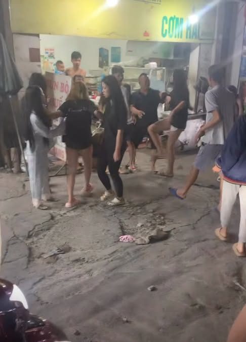 BƯƠM BƯỚM ĐẠI CHIẾN Ở TRUNG TÂM ĂN CHƠI MIẾU ĐẦM 🥴 Khu vực Miếu Đầm, Hà Nội vừa xảy ra một vụ chị em oánh chửi nhau chí chóe ngay trước mặt tiền của một cửa hàng bún đậu. Nguyên nhân mâu thuẫn thì chữa rõ nhưng cái rõ nhất là chị em nhìn thế mà cũng xỗ xàng ra phết. Hở ra là đòi ngủ với mẹ, với bà nhau liên tục. Xông phi chả kém gì Hoàng Phi Hồng là bao còn quyền cước thì Diệp Vấn thấy cũng phải mất dép. Được biết cuộc thư hùng đang đến hồi điểm cao trào nhất thì dân dọa báo công an nên các nàn thơ chại hết về nhà 🥴