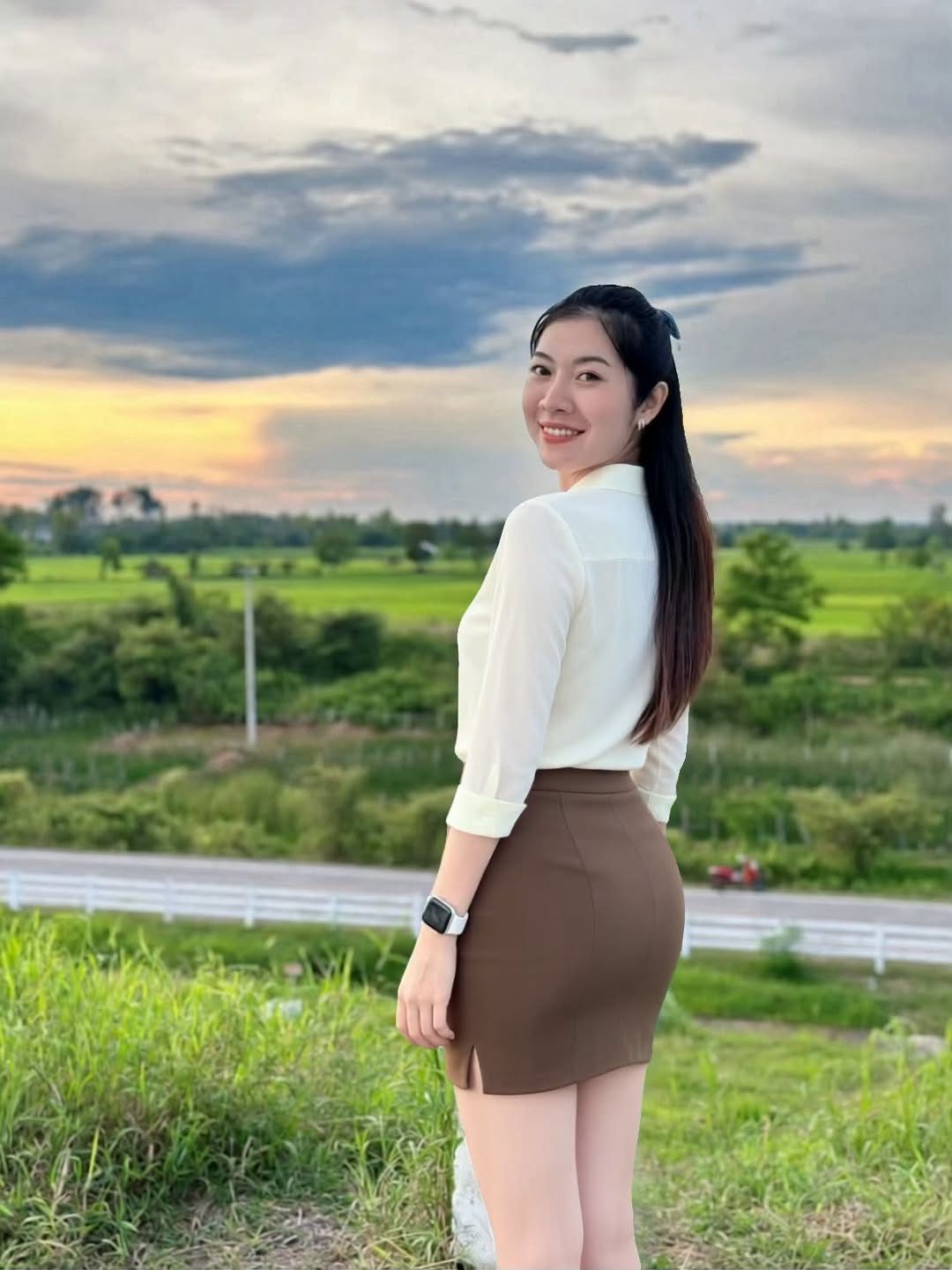 Không khí buổi tối. Ánh nắng mặt trời đang chiếu sáng. 🌅🌄🌞