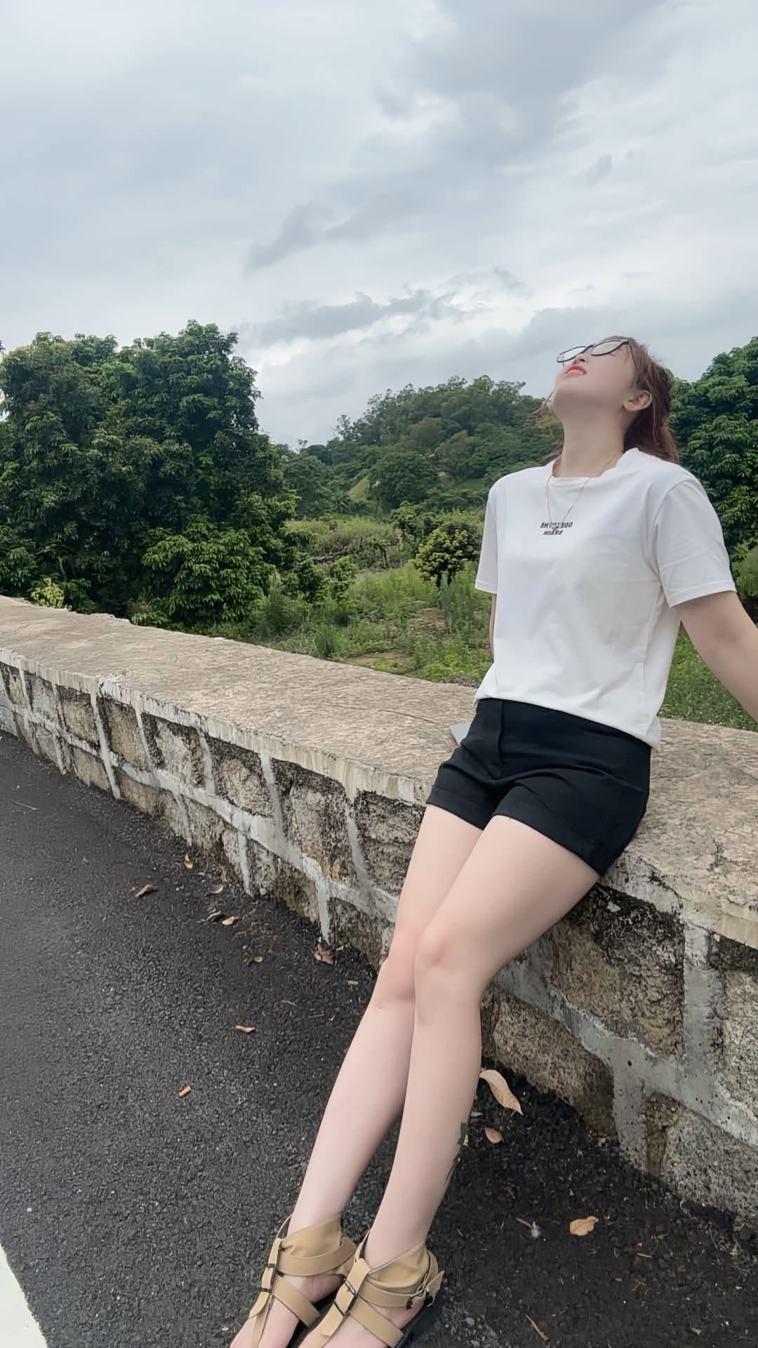Cuộc sống này vất vả quá thôi. Buôn ba xứ nguoi 5 năm rồi nhưng vẫn k có gì trong tay thấy tủi thân quá thôi.nhiều lúc chỉ cần ai đó cho mượn bờ vai…