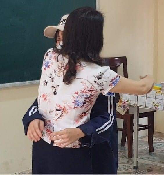 Gia đình đồng tình với Cô giáo vì cũng không thể khuyên bảo được con em trong việc đầu tóc. Mong cô cứng rắn hơn để cháu nó nên người.

Cô giáo nhận ra việc hành xử vậy là chưa đúng và không nên.

Học sinh nhậnXem thêm ra thái độ của bản thân và sự cứng đầu vi phạm nội quy của trường không được gia đình, bạn bè hay giáo viên đồng tình.

Và kết là 02 cô trò ôm nhau khóc, kết thúc drama!