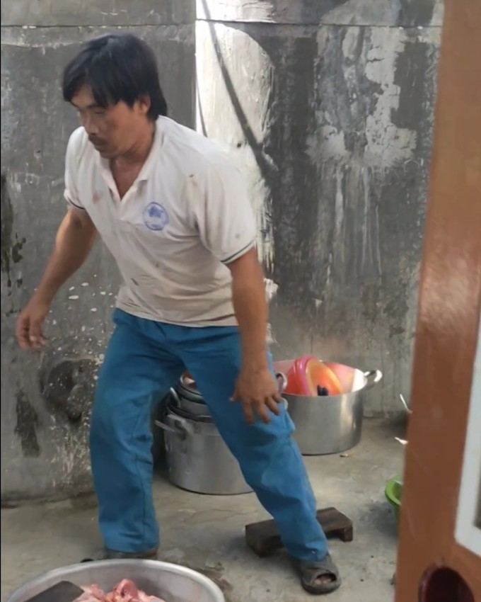 MỘT NGƯỜI ĐÀN ÔNG CAO THƯỢNG ❤️

Trước khi đến với anh, chị đã từng có một đời chồng. Hôm nay chồng cũ mất, anh chở vợ con về nhà chồng cũ, cho vợ con đeo khăn tang và vào phụ giúp làm đám.

Anh có thể khôngXem thêm giàu sang, địa vị không bằng người khác, nhưng anh là một người đàn ông tuyệt vời, có tình có đức.

Chia sẻ của bạn Ngọc Thanh