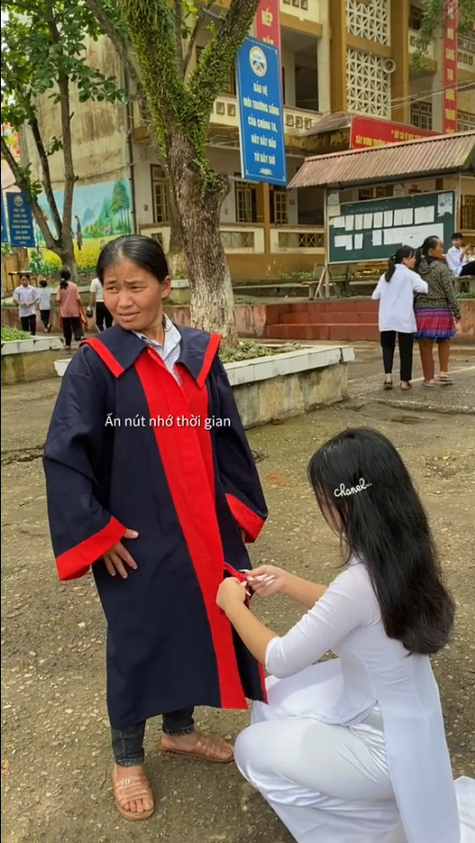 NGÀY TỐT NGHIỆP CỦA CON CHÍNH LÀ THÀNH QUẢ CỦA MẸ 🥰

Không cao gót, mẹ đi đôi dép đã mòn, không váy lụa là, mẹ mặc bộ đồ chỉ dành những dịp quan trọng mới mặc, làn da mẹ cũng đã sạm đi vì nắng gió, mẹ cũng cóXem thêm chút ngại ngùng vì bận mưu sinh mà ít có cơ hội đến chỗ đông người.

Có thể mẹ chẳng được hoàn hảo như người ta nhưng trong chiếc áo “trưởng thành” ấy của con, mẹ là mẹ con, người phụ nữ tuyệt vời nhất trên đời ❤️

Ảnh: Đỗ đại học thì đổi tên