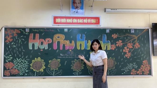 BUỔI HỌP PHỤ HUYNH CUỐI NĂM ĐẶC BIỆT VỚI NHỮNG LÁ THƯ CỦA CÁC CON GỬI CHO BỐ MẸ ĐƯỢC HỒI ÂM

Ngay khi bắt đầu học kỳ II, cô D.T. Tr – giáo viên chủ nhiệm lớp 7D Trường THCS Thọ Xuân (Đan Phượng, Hà Nội) đã lênXem thêm ý tưởng về buổi họp phụ huynh cuối năm. Cô giáo trẻ này đã dành 4 tháng để chuẩn bị.

“Tôi cần lưu lại những bức ảnh của học sinh qua các thời điểm, phong trào học tập, phong trào của trường lớp trong học kì II, ngoài ra còn kết hợp ảnh, video của kì 1...” - cô Tr. chia sẻ.

Trước ngày họp, cô Tr.in phiếu: “Thư gửi ba mẹ” để học sinh viết tâm thư của mình. Đồng thời, cô in phiếu: “Đôi lời nhắn nhủ con yêu” để phụ huynh viết hồi âm trong cuộc họp.

Buổi họp phụ huynh còn có tiết mục đặc biết, trò chơi “Con là ai?”. Phụ huynh tham gia “nhận” con mình qua hình bóng được đưa ra. Dù trả lời đúng hay sai, họ đều có “quà” là bảng điểm học tập và “Thư gửi ba mẹ” của con.

Theo VTC