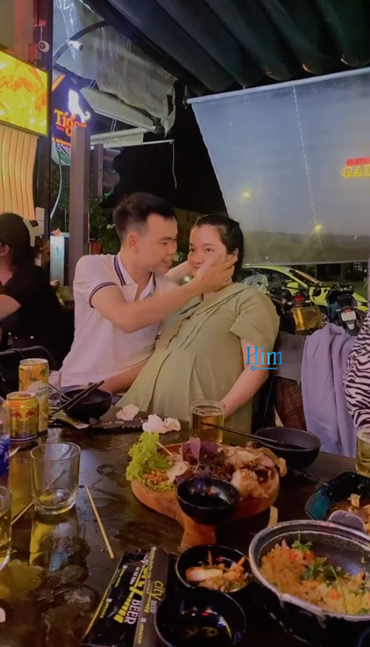 ÁNH MẮT CỦA K.Ẻ SI MÊ VỢ BẦU, CHÚC MỪNG CÔ GÁI ĐÃ LẤY ĐÚNG NGƯỜI ❤️

Đi ăn với bạn, cô gái được bạn bè quay l.én chiếc video dễ thương này. Lúc đó chị gái đang rất “thái độ” với chồng, chẳng nhớ nói cái gì nữa. Xem thêm

Nhưng mặc chỗ đông người, mặc bị vợ nói, anh trai vẫn cưng vợ như nâng trứng, dùng những cử chỉ yêu thương, nhẹ nhàng, xoa bụng vợ yêu mà thấy cưng, ánh mắt không rời chị gái nửa giây nào.

Anh không ngại thể hiện tình cảm, chỉ sợ vợ anh buồn 🥰

Ảnh: Ngọc Ánh