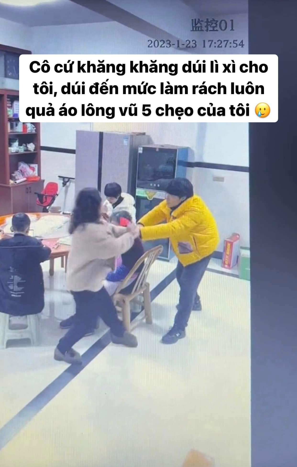 Cô tôi cứ khăng khăng dúi cho tôi bằng được cái lì xì 300k, dúi qua dúi lại làm rách luôn cái áo khoác lông vũ 5 củ của tôi. Thế là cô rút thêm cái lì xì 300k nữa để bồi thường rồi bỏ chạy.

Cuối cùng tôi cống nộp cả 2 cái cho bà nội vì trong lúc “kéo co” làm áo rách, lông vũ đã rơi đầy lên đầu bà….

Ảnh: 乐天乔宇派