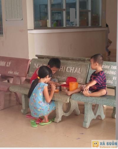  :x  bửa cơm tình cảm. có bà ngoại nửa nhé. ảnh chụp tại bệnh viện.  =)) 