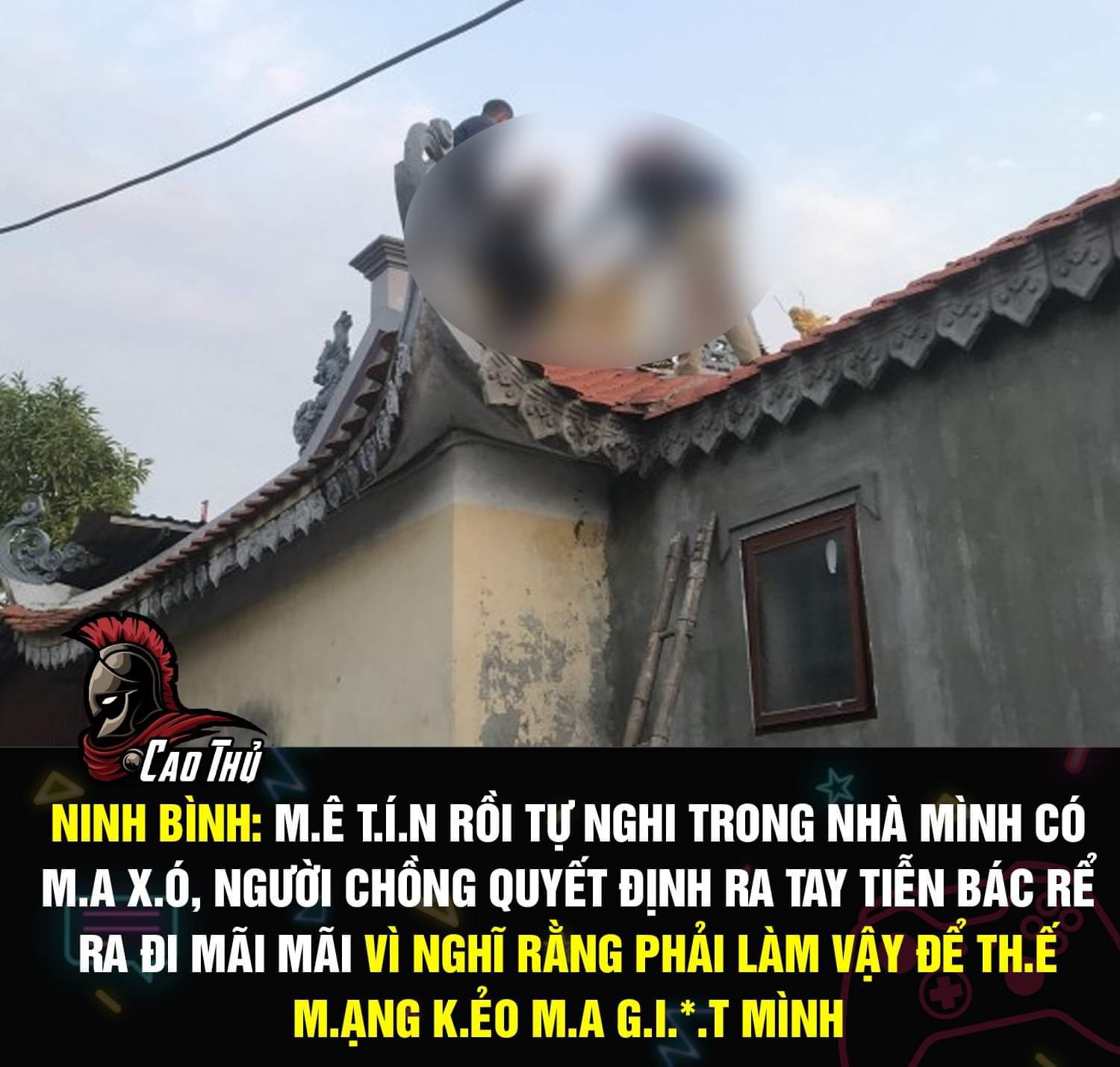 Sau đó hung thủ trèo lên một ngôi đền rồi ngồi ở đó...