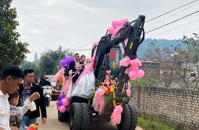 TRANH CÃI MÀN RƯỚC DÂU BẰNG... MÁY MÚC CỦA CẶP ĐÔI Ở NGHỆ AN

Sáng 2/2, hình ảnh xe dâu 