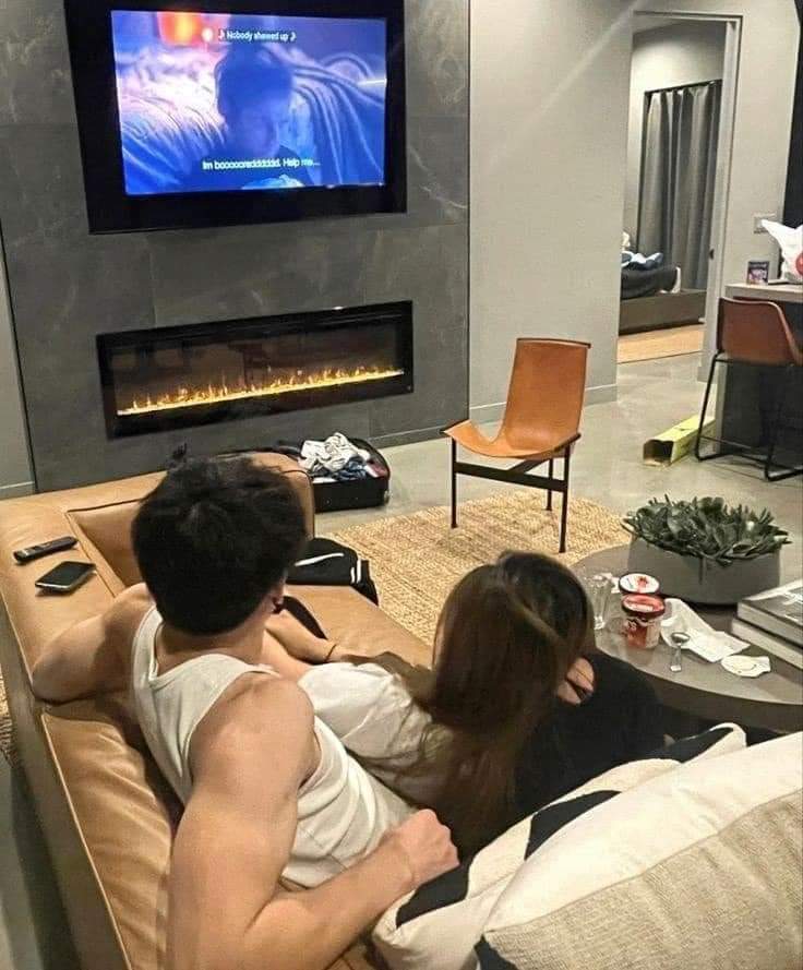 Lần 1:
Anh đi nhậu với bạn nhé, 10h anh về
- 10h rồi, anh về chưa ?
Em ngủ trước đi, nay vui quá anh về muộn
- 12h rồi, anh không định về à ?
Em ngủ đi, lát anh về
- 1h sáng rồi, anh có định về không thì bảoXem thêm
Nói lắm thế nữa, đã bảo ngủ đi lát người ta về mà cứ giục.
Lần 2:
Anh đi nhậu đây 10h anh về
- 11h rồi anh có về hay không để khoá cổng
Lát về, nói nhiều
- Ừ, xin lỗi
Lần 3:
Hôm nay anh đi nhậu vs bạn nha
Ủa sao hôm nay không nhắn tin hỏi mấy giờ về
Ơ sao nay ngoan vậy
Ơ không quan tâm thật à
Đấy, phụ nữ còn yêu là còn nói, còn chửi, chứ một khi cô ấy đã im lặng rồi, thì chúc mừng bạn, bạn sắp mất cô ấy rồi đó. Đừng bao giờ để phụ nữ mất lòng tin ở bạn, nếu không bạn sẽ mất luôn cô ấy