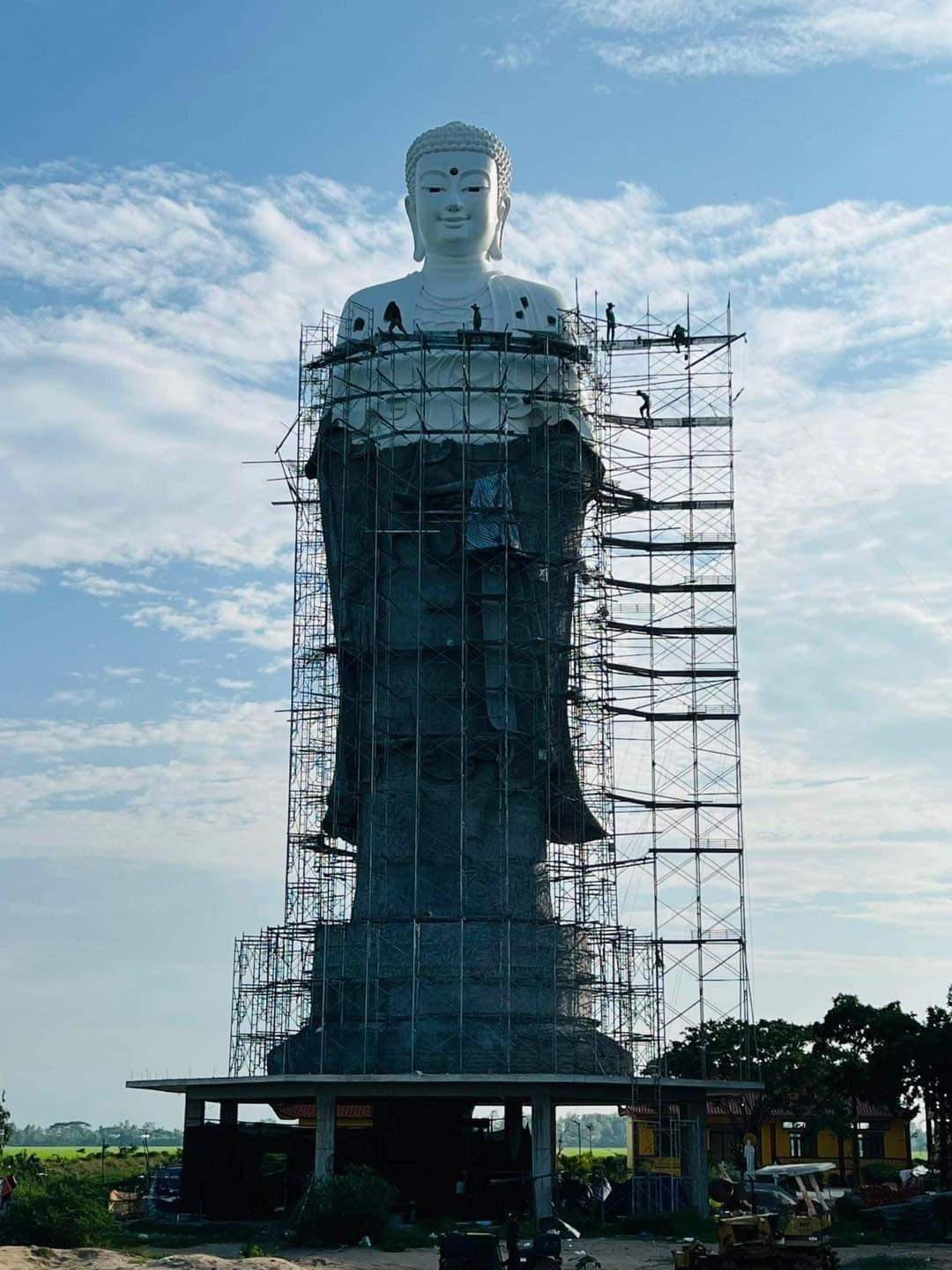 Chiêm ngưỡng tượng Phật A Di Đà cao 48m đang hoàn thiện ở An Giang 😮😮😮

Tượng Phật Di Đà cao 48m đang được xây dựng tại Phù Sơn Tự - Núi Nổi (Tân Thạnh, tx Tân Châu, An Giang).

📸 Minh Tuấn HP / Việt Nam Ơi