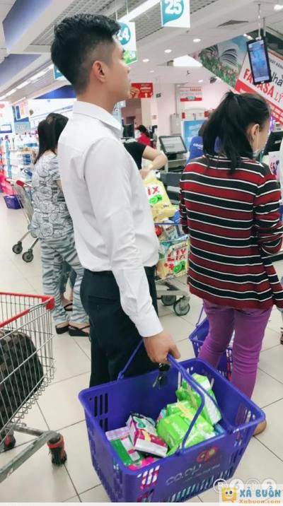  =))  8.3 có người tặng hoa.. có người tặng gấu.. và đây là mẫu đàn ông lý tưởng nhất của năm !!!  :( 