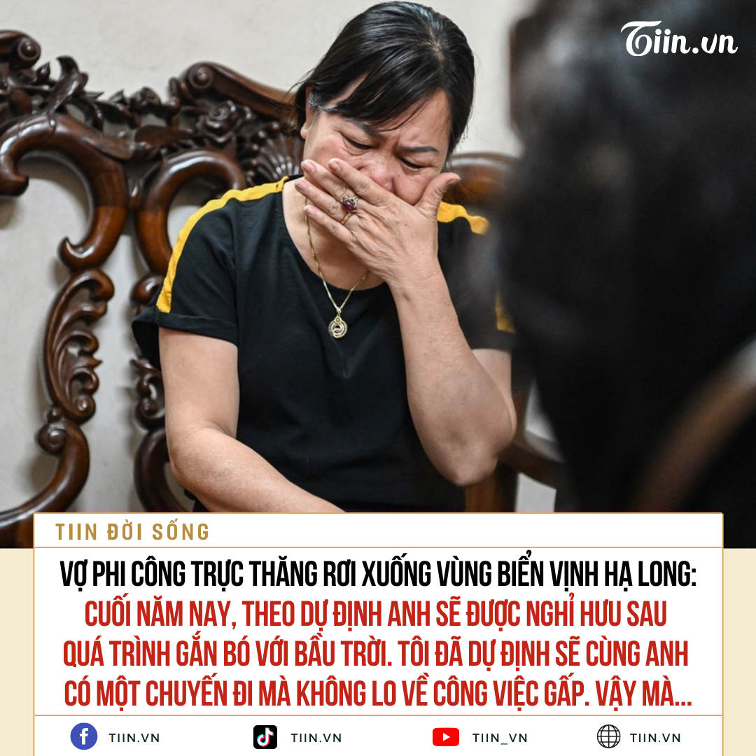 TÔI VẪN NGHĨ ANH CHỈ ĐI CÔNG TÁC THÔI, KHÔNG NGHĨ CHUYỆN ĐÓ SẼ XẢY ĐẾN VỚI GIA ĐÌNH MÌNH...

Gần 2 ngày sau sự cố trực thăng Bell 505 rơi xuống vùng biển vịnh Hạ Long, con ngõ trước nhà phi công Chu Quang MinhXem thêm (59 tuổi) đông đủ họ hàng cùng người thân vội vã chuẩn bị công tác hậu sự theo phong tục.
Vừa trải qua nỗi đau mất chồng, bà Ngân (55 tuổi) cố nén lại cảm xúc để cùng người thân chuẩn bị tang lễ.
Cả đêm hôm định mệnh ấy, bà thức trắng lên mạng đọc từng dòng tin tức vụ máy bay rơi.
'2h sáng, thấy Facebook của con gái chuyển ảnh đại diện màu đen, lúc này tôi hiểu không còn chút hy vọng nào nữa rồi', bà Ngân bật khóc.
Kết hôn được hơn 30 năm, bà Ngân đã quá quen với những chuyến công tác… Xem thêm