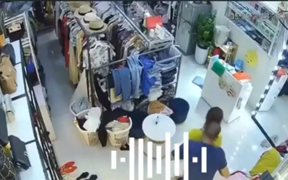VỤ CHỊ CHỦ SHOP SUÝT CHÚT BỊ ABCXYZ: ĐỐI TƯỢNG CHƯA VỢ, CÓ BIỂU HIỆN TÂM THẦN, TỪNG NHIỀU LẦN 👊 BỐ

Sáng ngày 8/5, lãnh đạo xã Kim Long (huyện Tam Dương, tỉnh Vĩnh Phúc) cho biết, kẻ dùng 🔪 đòi abcxyz nữ chủXem thêm shop quần áo là P.V.C (huyện Tam Dương, tỉnh Vĩnh Phúc).

C. không có nghề nghiệp ổn định, chưa có vợ và có biểu hiện tâm thần, tuy nhiên vẫn chưa có giấy tờ liên quan chứng minh mất hành vi kiểm soát năng lực.

Trước đó, đối tượng cũng đã nhiều lần gây mất an ninh trật tự, thậm chí đã nhiều lần 👊 chính bố của mình. Chúng tôi đang xác minh thêm thông tin, củng cố hồ sơ và làm rõ nhân thân của người này