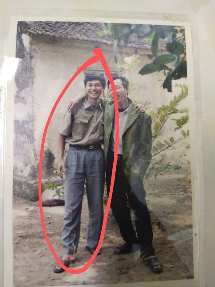 NGƯỜI VỢ BẬT KHÓC KHI NHẬN RA CHỒNG TRONG ẢNH ĐÁM CƯỚI CON TRAI: CHIA C.ẮT ĐÃ 22 NĂM RỒI 😢

Được biết gia đình chị Q. Chị có mong muốn ghép một bức ảnh đầy đủ các thành viên trong ngày cưới của em trai mình,Xem thêm đồng thời cũng để tạo bất ngờ cho mẹ, bao gồm cả người bố đã mất từ 22 năm trước.

Sau khi nhận được anh T. đã chỉnh sửa bức ảnh, ghép thành 1 bức ảnh đầy đủ các thành viên thì chị và gia đình đã vô cùng xúc động, nhất là mẹ của chị.

Nhìn bức ảnh qua màn hình điện thoại, người chồng thương nhớ bấy lâu nay bỗng xuất hiện trong ảnh đám cưới con trai, người mẹ người vợ đã bật khóc nức nở mà kêu: 