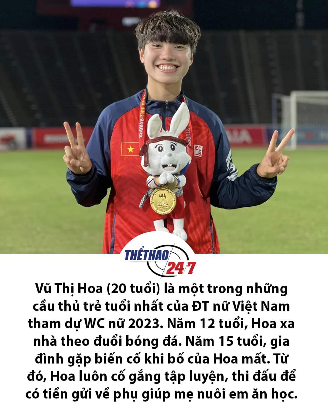 Nghị lực của cô gái trẻ Vũ Thị Hoa tham dự World Cup nữ 2023.

Vũ Thị Hoa giờ đã trở thành cái tên quen thuộc hơn của bóng đá nữ Việt Nam. Mới chỉ 20 tuổi nhưng Hoa đã có tên trong danh sách 23 cầu thủ ĐT nữXem thêm Việt Nam tham dự World Cup. Thế nhưng để có được ngày hôm nay, Hoa cũng đã phải trải qua rất nhiều khó khăn và bằng nghị lực và trách nhiệm của người con, người chị trong gia đình, Hoa đã tiến bộ từng ngày.

Năm 2022, Hoa cũng chính là người đã giành được danh hiệu Cầu thủ nữ trẻ xuất sắc nhất năm 2022. Cô theo đuổi bóng đá từ năm 12 tuổi, năm đó Hoa và bố khăn gói ra Hà Nội thi tuyển vì ở Nghệ An không tuyển sinh nữ. Đến năm 15 tuổi, Hoa mất bố và gia đình chỉ còn biết trông cậy vào mẹ.

Từ đó, Hoa đã luôn cố gắng tập luyện, tiết kiệm từng đồng để gửi về phụ giúp mẹ nuôi các em ăn học. Mỗi khi có được tiền thưởng từ các trận đấu, các danh hiệu, Hoa lại gửi về phụ giúp gia đình.

Năm 2023 vừa qua, Hoa đã được điền tên vào danh sách tham dự SEA Games và ở lần đầu tiên thi đấ