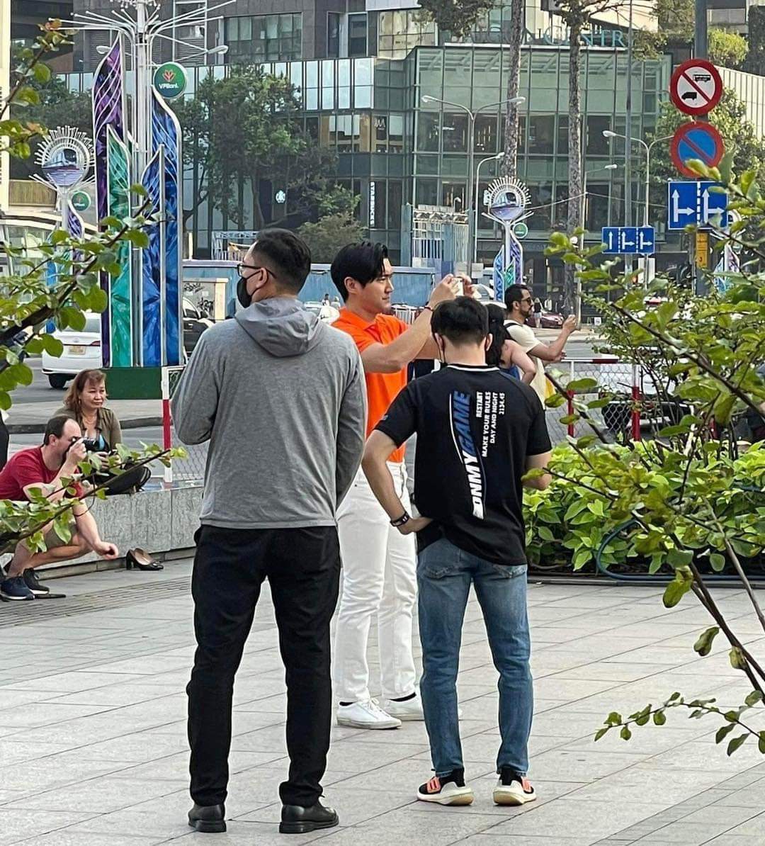 Chồng tui Siwon với chiếc áo cam nổi bật tại phố đi bộ Nguyễn Huệ.

Phải book vé vào HCM ngay thôii 😩

Ảnh: B H Mai Anh