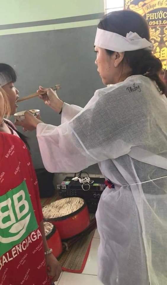 CƠM CHAN NƯỚC MẮT 😓

Cha đi rồi xin chớ vội chia xa.

Đây là tục lệ rất ý nghĩa trong ngày t:ang lễ, khi cả nhà cùng ăn chung một bát cơm cúng với người đã khuất. Tuy khó nu:ốt vào bởi trong lòng mỗi người khiXem thêm bưng lên bát cơm đều ngổn ngang trăm mối, xót xa cho người ra đi nhưng vẫn phải thực hiện cho tròn vẹn.

Bát cơm chung này mang ý nghĩa một nhà, anh em phải biết yêu thương, hoà thuận, san sẻ với nhau dù cha mẹ đã lìa xa trần thế...

Ảnh: Mỹ Nga