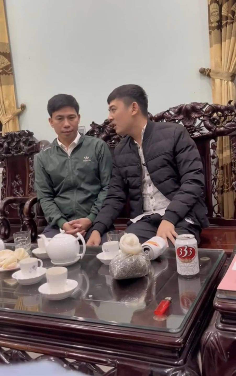 Con rể lần đầu ra mắt bố vợ, thấy bố vợ cũng hiền lành và ít nói 😂