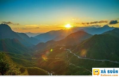  :)  bước tới đèo ngang, bóng xế tà, cỏ cây chen đá, lá chen hoa. dừng chân đứng lại trời, non, nước, một mảnh tình riêng, ta với ta.  :x 