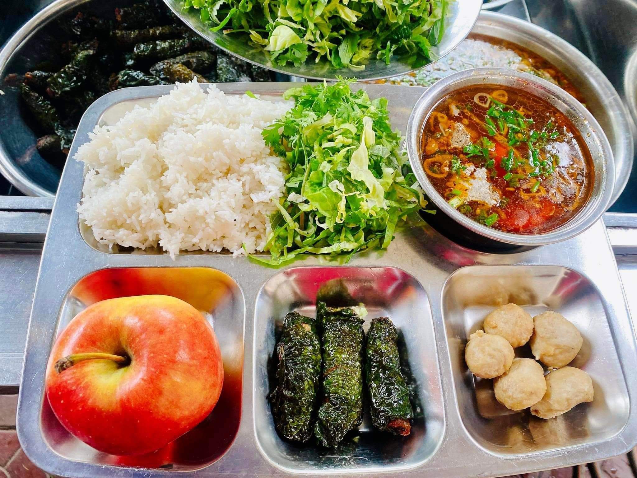 NHỮNG SUẤT CƠM NÀY CHỈ CÓ GIÁ 0 ĐỒNG!

Đầy đủ cơm, canh, thịt, cá, kèm hoa quả tráng miệng và thêm mỗi người hộp sữa (thực đơn thay đổi đa dạng mỗi ngày).

Đó là suất ăn miễn phí mà những người lao động nghèoXem thêm thường được nhận tại Quán cơm thiện nguyện tại số 4A Phạm Bá Trực, Hoàng Văn Thụ, Hồng Bàng, Hải Phòng (Từ thứ 2-7 hàng tuần).

Hải Phòng không chỉ 