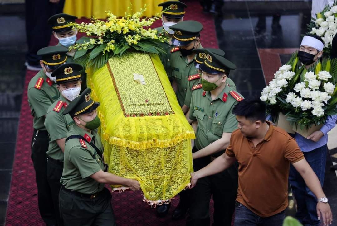 HÀ NỘI: XÓT XA HÌNH ẢNH DÒNG NGƯỜI KHÓC THƯƠNG TIỄN BIỆT 4 BÀ CHÁU RA ĐI TRONG VỤ H.OẢ H.OẠN 😔

Sáng 14/5, không khí tang thương bao trùm khắp nhà tang lễ Bệnh viện Quân y 103 (quận Hà Đông, Hà Nội), từng dòngXem thêm người lặng lẽ về đây để dâng hương tiễn biệt 4 bà cháu ra đi trong vụ h.ỏa h.oạn tại phố Thành Công.

Người thân trong gia đình nạn nhân chia sẻ, vợ chồng anh M. sinh được 3 người con trong đó 2 trai, 1 gái. Con gái đầu năm nay đang học lớp 5, bé thứ 2 học lớp 2 và bé út còn học mầm non.
Bố anh M. mất cách đây hơn 20 năm, một mình mẹ anh tần tảo nuôi con và ở phụ giúp con trai trông nom các cháu: “Thật quá đau xót xảy ra với gia đình khi 4 bà cháu đều không qua khỏi. Thương các cháu vô cùng vì tất cả đều ngoan ngoãn, học giỏi và nghe lời”.

Trước đó, vào sáng 13/5, khi phát hiện có ch.á.y, bà X. lập tức gọi điện cho con trai cầu cứu nhưng lúc này anh đã có việc đi ra ngoài. Do ở xa nhà, anh M. không thể kịp về cứu mẹ và các con. Khi về nhà, anh đã vô cùng đ.au đ.ớn l.a.o 