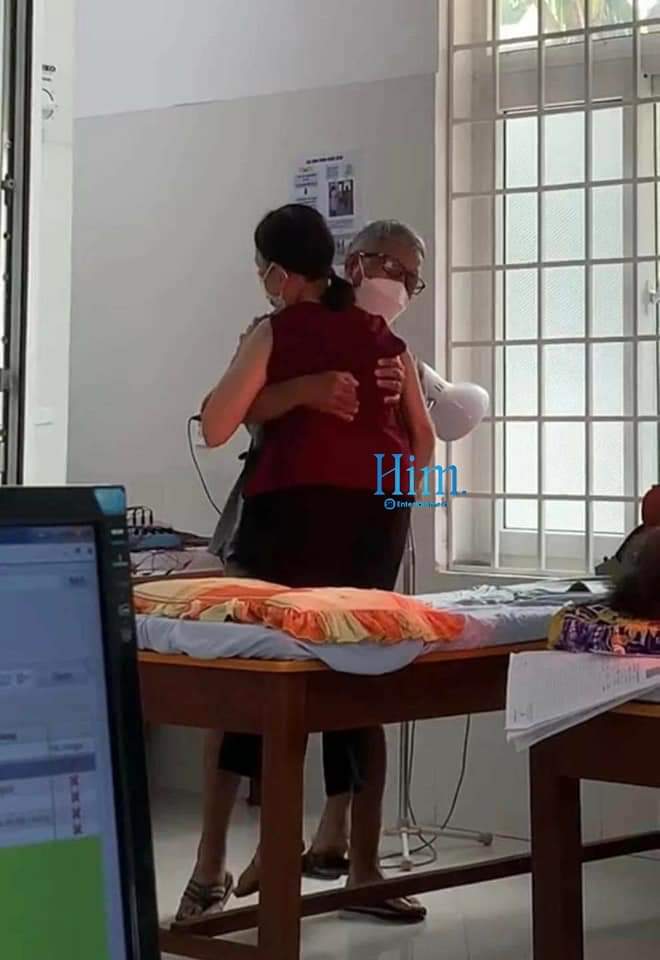 PHẢI ĐÁNH ĐỔI BAO NHIÊU CHÂN THÀNH CỦA TUỔI TRẺ ĐỂ CÓ ĐƯỢC CÁI NẮM TAY KHI VỀ GIÀ 🥰

Đi viện bắt gặp một cặp đôi cực tình cảm, nhìn hình ảnh ông bà tận tuỵ, ân cần với nhau mà hạnh phúc lây luôn. Ông lúc nào cũng dịu dàng, cẩn thận chỉ sợ bà đ.au ❤

Ảnh: Thanh Hương