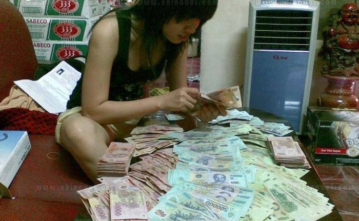 Em mải miết đếm tiền các bác đừng nhìn em - Xả Buồn