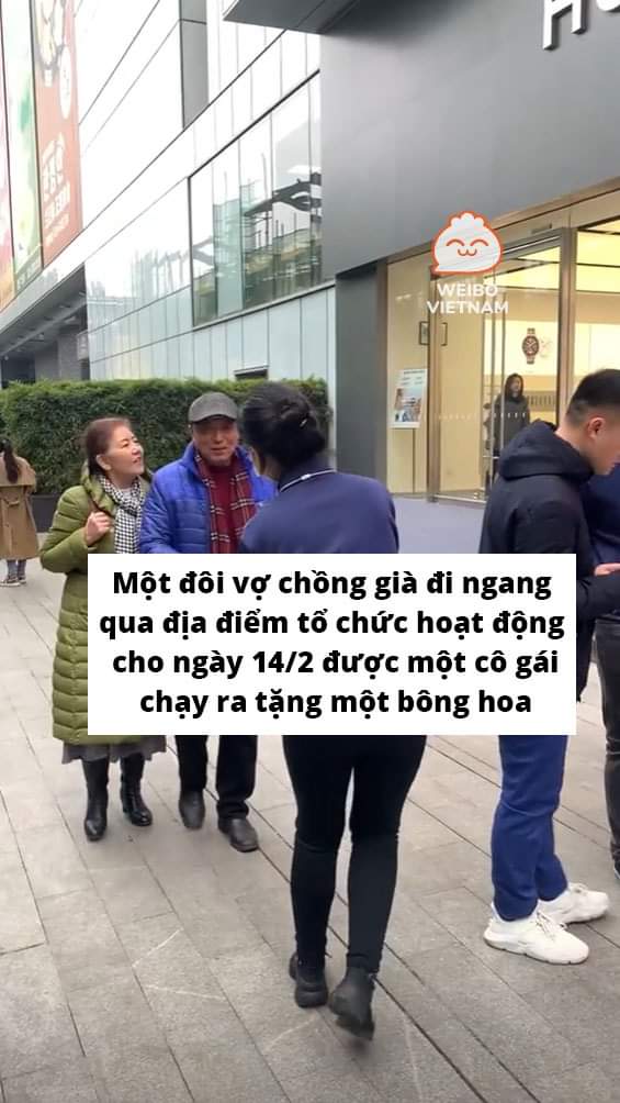 CÂU CHUYỆN TẶNG HOA NHÂN NGÀY LỄ TÌNH NHÂN CỦA MỘT ĐÔI VỢ CHỒNG GIÀ ❤️
>> Ông cụ kiểu:
