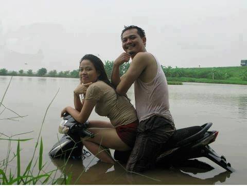 Bọn mình chỉ ngã xe xuống nước thôi mà :) -  haivl | hài hước | hài vl 