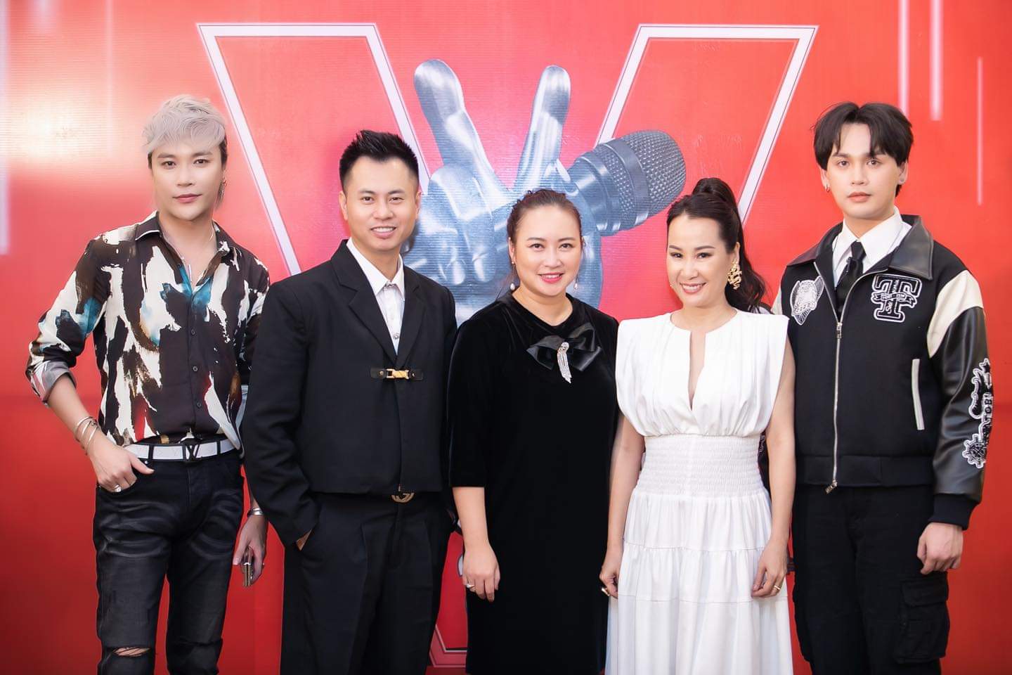 THE VOICE VIỆT NAM 2023 VẪN GIỮ VỮNG SỨC HÚT SAU 4 NĂM VẮNG BÓNG

The Voice Vietnam chính thức trở lại với nhiều thay đổi trong nội dung và hình thức thể hiện. Sáng nay, vòng casting khu vực miền Bắc của chươngXem thêm trình The Voice mùa 6 đã chính thức diễn ra tại TTTM Savico Megamall Long Biên (Hà Nội). Từ sáng sớm, rất đông thí sinh đã đổ về địa điểm để nhanh chóng ghi danh mình vào sân chơi ca hát chuyên nghiệp và đình đám nhất. Điều đó chứng tỏ chương trình vẫn giữ vững sức hút sau nhiều năm vắng bóng.

Ban giám khảo tuyển sinh đều mong muốn có thể lựa chọn được những thí sinh tiềm năng để bước vào những phần thi “khốc liệt” nhất của The Voice mùa 7. Cùng chờ đợi và đón xem thí sinh nào sẽ được giám khảo lựa chọn tại vòng casting đầu tiên tại Hà Nội hôm nay nhé!

#thevoice2023 #gionghatviet #casting #hanoi