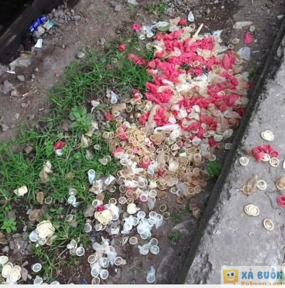  :v  bọn trẻ bây giờ thiếu ý thức quá, chơi bóng bay xong vứt bừa bãi thế này đây  :( 